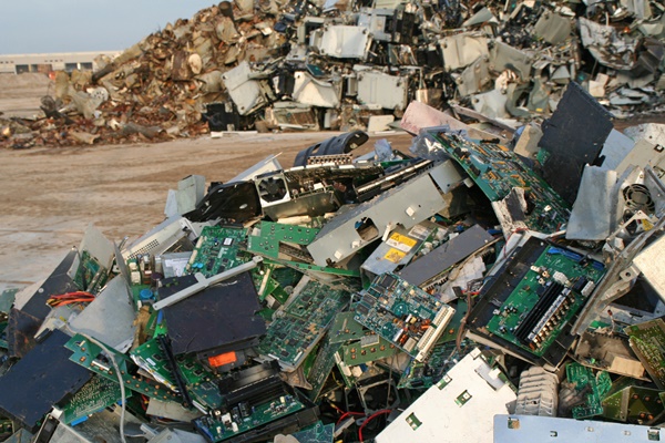 Equipamentos eletrônicos dispensados em um lixão a céu aberto