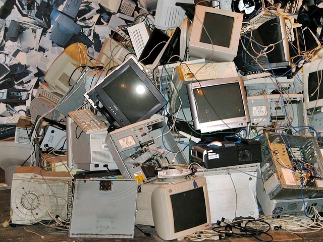 Lixo Eletrônico formado por vários computadores e equipamentos eletrônicos